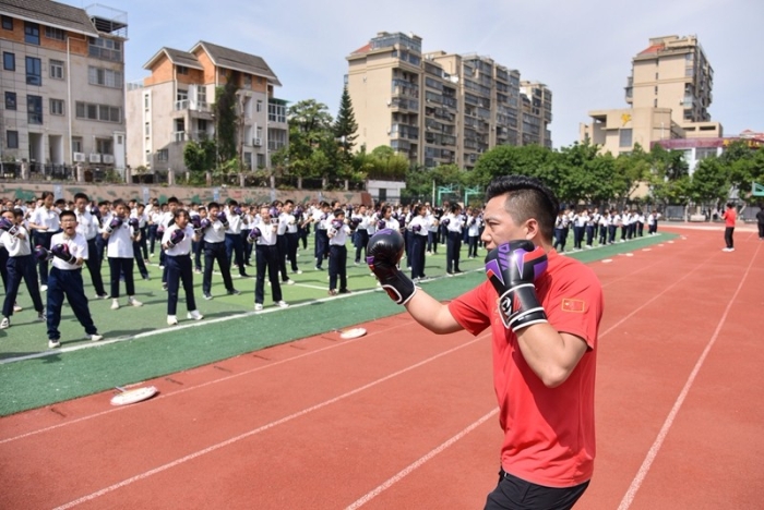 职业拳手“空降”集美第二小学与学生们“合练”拳击操（林志杰摄影）-17.jpg